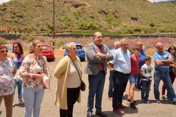 Un vecino echa un cable para la misa en Tecén (Foto Francisco J. Santana)